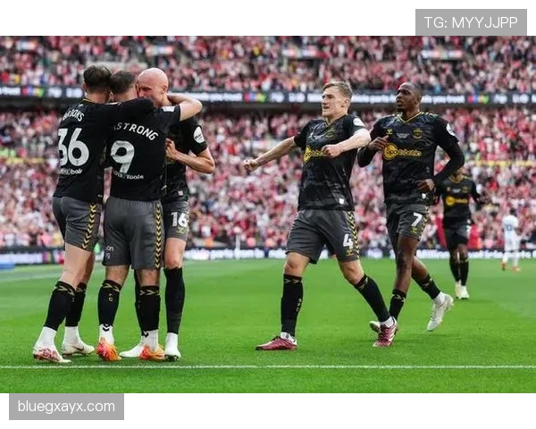 英超新赛季揭幕:新军强势崛起搅动格局,老牌劲旅迎战激烈竞争 英超新赛季揭幕:新军强势崛起搅动格局,老牌劲旅迎战激烈竞争