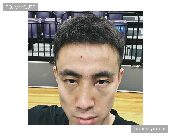 刷到赵继伟的日常照——训练场像战场，家里像北欧样板间，差距有点刺眼